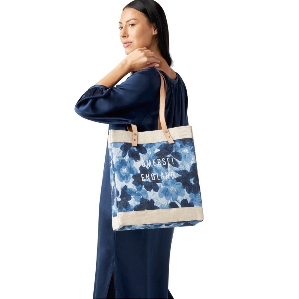 Apolis Market Bag Indigo Bloom
Collection by Liesel Plambeck new with tags